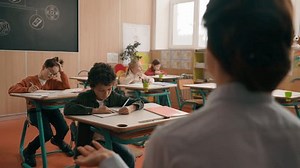 Volver ver irreconocible profesora mujer tutora en clase escolar lección enseñar a los niños educación primaria primaria aprender hablar a los niños niños niñas enseñar explicar la diversidad escolares