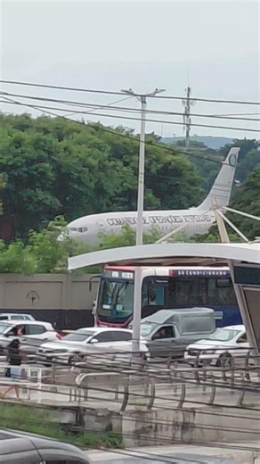 Boeing 737-200 do Comando de Operações Especias Abandonado do lado da Estação Maré