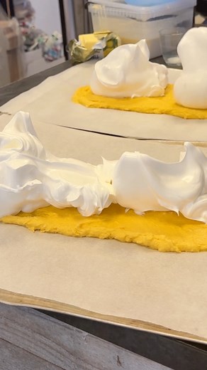 Verdens beste Kvæfjordkake Oppskrift kake150 gr smør150 gr sukker150 gr mel6 eggeplommer7 ss melk2 ts vaniljesukker3 ts bakepulverOppskrift marengs6 eggehviter300 gr sukkerStekes på 160 grader 20- 30 min | Rda Jensen