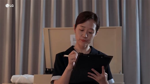 Als hotel wil je jouw gasten optimale privacy en gemak bieden. Met LG Hotel TV worden persoonlijke accounts na het uitchecken automatisch uitgelogd. Zo hoef je niet langer handmatig alle accounts te verwijderen. Hiermee voorkom je eventuele privacy-issues en ontzorg je zowel je team als je gasten. Benieuwd hoe dit werkt in de praktijk? Bekijk de video hieronder en ontdek onze Hotel TV-oplossingen via ➡️ www.lgsolutions.nl/producten/hotel-tv | LG Information Display Benelux