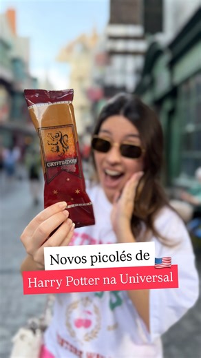 Gabriela Santos | Tudo sobre Orlando on Instagram: "Me segue para ver os picolés das outras casas ✅ A Universal de Orlando lançou esses novos picolés das casas de Harry Potter, cada um com um sabor diferente 🤩 Eles custam US$ 9,57 (já com a taxa) e são vendidos na Eternelle’s Elixir of Refreshment, dentro do parque Universal Studios 💸 Esses são os 4 sabores: 🦁 Grifinória: pêssego e morango; 🐍 Sonserina: coco e matcha; 🐦‍⬛ Corvinal: amora e uva; 🦦 Lufa-Lufa: abacaxi coberto com chocolate. O