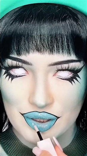 Scarah Screams monster high doll. This makeup trend is my favourite 💚 #monsterhigh #halloweenmakeup