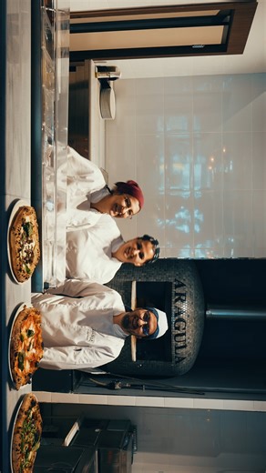 Aragula Bursa on Instagram: "Gelenekle modern lezzetleri buluşturan mutfağımızın kalbi... Her bir pizzanın hamurdan fırına, fırından tabağa uzanan hikayesi, şeflerimizin elinde bir sanata dönüşüyor. Enfes koku, ritmik çalışma ve benzersiz lezzet! Sadece bir yemek değil, bir deneyim. #aragulapizza #aragula #özlüce #pizza #italian"