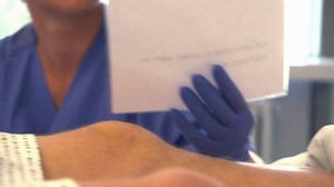 1.4M views · 6.4K reactions | Woran erkennt man ein gutes Krankenhaus? Was ist der stressigste Teil des Jobs? Und wieso machen immer weniger Deutsche diesen Job? Wir stellen einer Krankenschwester sehr direkte Fragen und bekommen ehrliche Antworten. | Galileo | Facebook