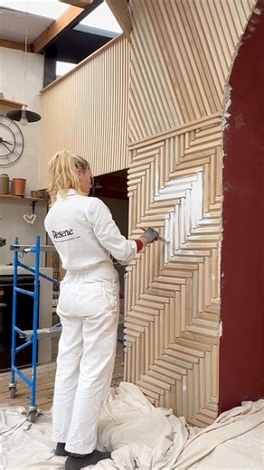The render on our lounge wall held strong… until it didn’t. It cracked like it knew we skipped a step 😂So we scrapped the whole thing and made it a feature — cutting $2 chipboard into slats inspired by old sheep shed flooring. After a few fails (sunray flop, random chaos, boring verticals), we had a lightbulb moment: why not bring in our culture?We created a tukutuku-inspired pattern — something meaningful, something that tells a story the moment you walk in. We asked you guys what colour we sh