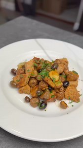 Carne de Porco à Portuguesa (in 100% Portuguese). Normally I make my videos in English and Portuguese, but I decided to do it a little differently! Let me know if you guys want more of that sprinkled in. Howtocookportuguesestuff.Com/book 🇵🇹🇵🇹🇵🇹 #Portugal #portuguese #portugal🇵🇹 #portuguesefood #portugaltravel #comidaportuguesa #portugueserecipe #receita #portuguesa #portugalviral | How To Cook Stuff