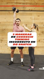 CORREGIR TIRÓN PREMATURO EN DB SNATCH. 💪🏾 El power snatch con mancuernas es menos técnico que su homólogo con barra, pero se basa en muchos de los mismos principios. Las caderas y las piernas deben generar la mayor parte de la fuerza hacia arriba y el impulso sobre la mancuerna. El brazo de trabajo debe permanecer recto hasta que las caderas se hayan extendido ❌ Uno de los fallos más comunes se produce cuando tiramos de la mancuerna antes de que se produzca la extensión de cadera. 🔧A continua