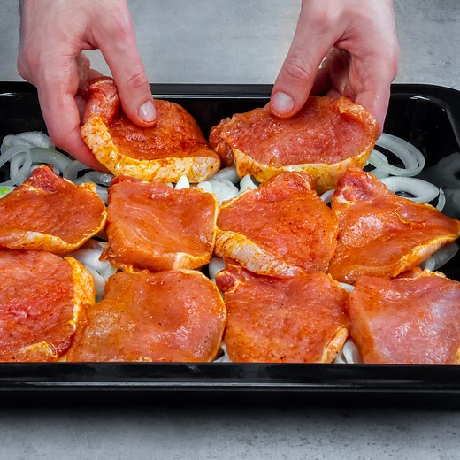 1.2M views · 15K reactions | Cea mai frageda carne de porc la cuptor. Secretul e unul super simplu! ingrediente: ceapă - 5 buc ulei - 50 ml carne de porc - 1 kg sare - 10 g piper negru - 5 g boia de ardei dulce - 5 g ulei - 50 ml varză - 200 g castraveți - 1 buc ulei - 20 ml sare - 5 g oțet - 10 ml maioneză - 50 g bere - 70 ml busuioc - 5 g Tava cu dimensiunea 30 cm x 35 cm LA CUPTOR 180 °C/35 minute | Cookrate - Romania | Facebook