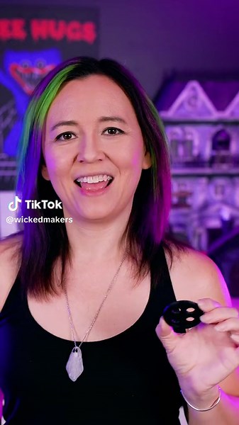 The “Other Mother” Animatronic from Coraline! 😱 Such a great character and amazingly fun makeover. 😄😄 Also…Happy Friday the 13th!! 🤘🏼💀 #halloween #coraline #spirithalloween #spooky #halloweentok #diyhalloween #othermother #theothermother