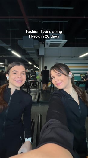 hyrox training day as fashion twins @BioTechUSA code RO/UK TWINT15 HU TWINT10 #fitnesstwins #fashiontwins #gymtransition #hyroxuk #outfit @biotechusa_magyarorszag