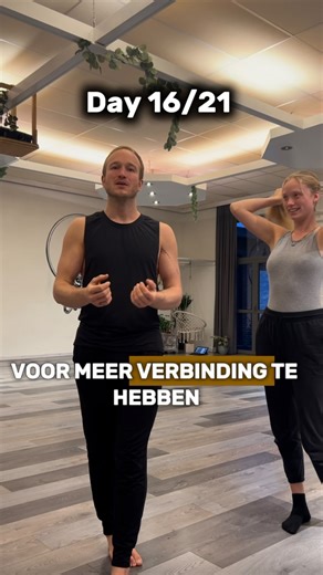 Arnout Gielen & Team on Instagram: "➡️ Day 16 — Samen bewegen Echte verbinding met een partner, vriend(in) of wie dan ook in je leven ontstaat niet alleen via woorden. Het ontstaat ook via aanwezigheid, regulatie en afstemming. Om je met iemand anders te kunnen verbinden, moet je eerst in contact zijn met jezelf. Daarom waren de eerste dagen zo belangrijk: gronden, ademen, spanning ontladen, voelen, bewegen. Zonder die basis blijft verbinding oppervlakkig of gespannen. Vandaag verschuiven we de 