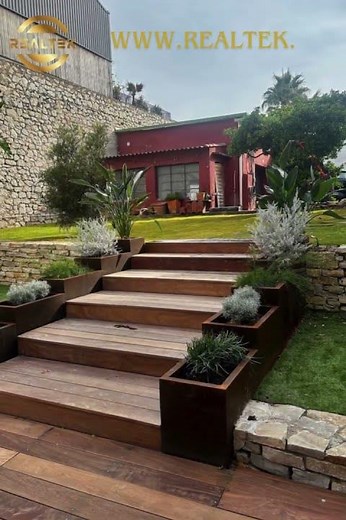 Escalier bois sur mesure et jardinières corten Realtek FR #escalier #corten