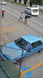 México: criança corre e é resgatada de avenida com carros em movimento por funcionário de mercado