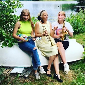 On the way to next gig. In Sweden Idun Carling Uke, Gunhild Carling tp, Nanna Carling soprano sax . #tourlife | Gunhild Carling