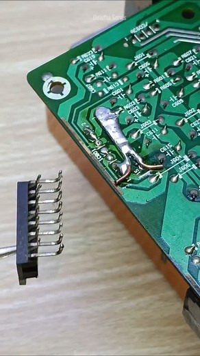 Delofha Servis | Easy way to remove ICs that have many legs without a desoldering pump #soldering #desoldering #tips #Method #Learning #Tricks #soldadura... | Instagram