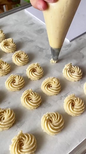 Cookie Decorating Techniques: Intricate Piping Styles