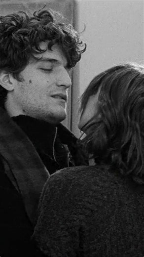 Mon inconscient est lié à toi ✨ . La Jalousie, Philippe Garrel 🎥 . Synopsis 🎬 Louis aime Claudia, mais l’amour ne suffit pas toujours. Entre scènes de théâtre, chambres froides et silences tendus, La Jalousie capte les battements fragiles d’une passion qui vacille. Film court, film noir et blanc, film d’héritage : Garrel filme son propre passé et transmet à son fils l’écho de ses gestes. . #louisgarrel #cinemafrancais #citationamour | Diversification