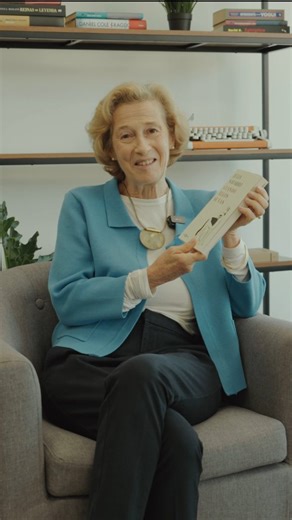 En su visita a Chile, la escritora Julia Navarro nos habló de este libro que hoy llega a librerías, quizás su libro más personal: Cuando ellos se van. Un homenaje lleno de amor que una gran escritora rinde a esos seres leales y generosos que nos protegen y acompañan. Ya lo encuentras en librerías 👉 | Penguin Chile