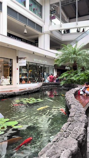 this mall is the biggest mall i’ve ever been too!!! it had everything !! #hawaii #fyp #contentcreator #roadto10k #armywife