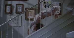 A perturbadora cena de exorcismo que foi removida deste icônico filme de terror