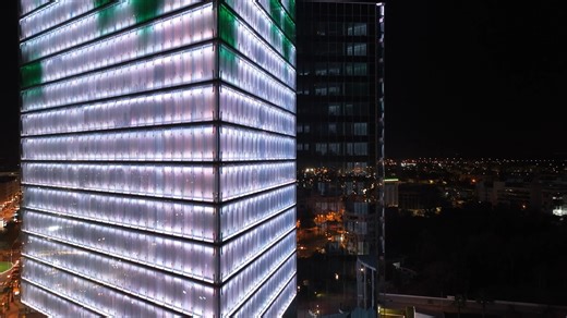 في 9 دجنبر، اليوم العالمي لمكافحة الفساد، اختارت الهيئة الوطنية للنزاهة أن تسجل حضورها في الفضاء العام بنشاط ذي رمزية عالية. رسائل توعوية على واجهة أحد الأبراج بمدينة الرباط. نعود إلى هذا النشاط من خلال هذا الفيديو ليس فقط من أجل التوثيق، بل لكي لا يكون حدثا عابرا في زمن ومكان بعينهما، لأن الوقاية من الفساد ومحاربته هي مسؤولية جماعية، تتقاطع فيها أدوار الفاعلين وتتكامل من أجل تحقيق هدف واحد: بناء مجتمع نزيه من أجل التنمية. وحتى يلتقط الجميع الرسالة، ننشر هذا الفيديو الذي يوثق هذه اللحظة التواصلي