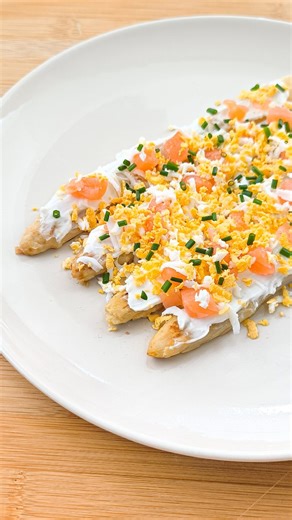 Idea de cena en 10 minutos‼️ Tener diferentes botes de conservas en la despensa es un salvavidas para preparar ideas fáciles y riquísimas en pocos minutos, perfecto para los días que no te apetece mucho cocinar🙌🏻 📝INGREDIENTES - 1 bote de espárragos blancos - Queso crema - Salmón ahumado - Huevo duro rallado - Sal - Cebollino 👉🏻 Simplemente tienes que hervir el huevo, dorar los espárragos en la sartén y decorar con el resto de ingredientes. 👉🏻 Puedes tomarlos como plato o como guarnición 