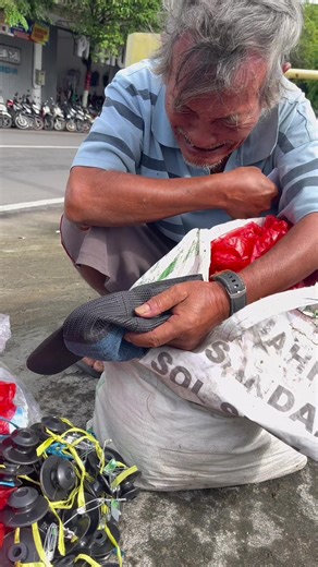 Dukung Kakek Penjual Kalender dan Sol Sepatu di Ponorogo