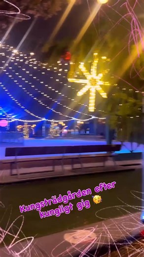 Lite bus i Kungsan igår efter gig…💫 Vi är på Drottninggatan just nu och sjunger på välgörenhetskväll för Plan Sverige.. Ha en fin kväll vänner❤️ | Lili & Susie