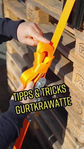 Loses Spanngurt Ende? - Gurtkrawatte - Auch für breite Gurte! Das ist die ultimative Lösung für Dein loses Spanngurt Ende. Dieser Hack funktioniert auch für große Spanngurte mit breiten Gurtbändern. Einfach, schnell und vor allem fest ist dieser Knoten zusätzlich noch super einfach zu lösen und du verdeckst damit nicht die Ratsche, falls du unterwegs nachspannen musst. #spanngurtcoach #spanngurt #ladungssicherung #information #info #anhänger #transport #tips #tricks