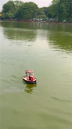 The mini RC tugboat is very stable, guys #rcboat #rc