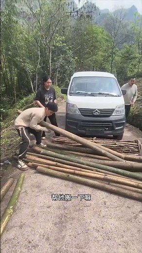 Good person helps an 80-year-old elderly man carry firewood.#kindness #inspiration #helpothers #vi
