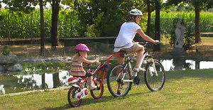 Quelle barre de remorquage vélo choisir pour tracter son enfant ?