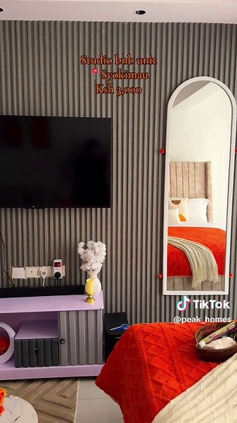 📍 PEAK HOMES SYOKIMAU Modern Studio | Behind Gateway Mall, New rise garden. Enjoy a stylish studio with a cozy lounge, high-speed WiFi, and Netflix, plus a fully equipped kitchen for home cooked meals. Skip the traffic, we are located 8 mins from SGR and 10 mins from JKIA. Access premium building amenities including a swimming pool, full-body gym, high-speed lift, and 24/7 security. Experience easy self-check-in with a thoughtful welcome basket, fresh toiletries, and high-pressure water for a h