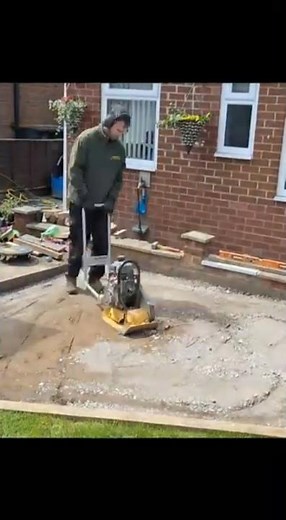 First time using a wacker plate #shorts #landscapegarden #diggingapatio #subbase #hardcore