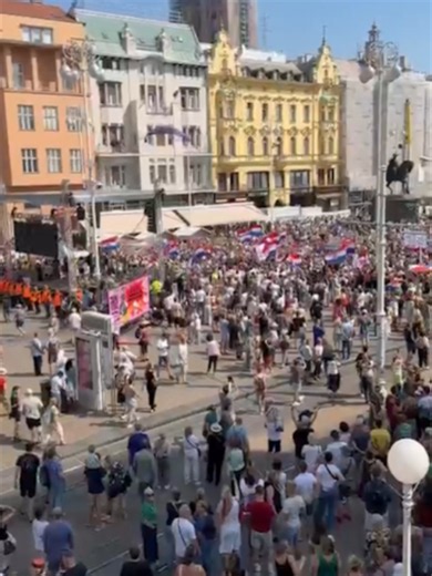 Prosvjednici se okupljaju na trgu u velikom broju #indexhr #Lika #fyp