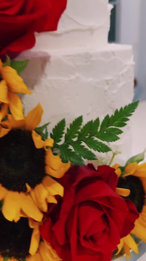 Delicious Sunflower and Rose Wedding Cake Ideas