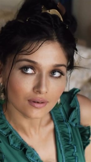 TheMovies on Instagram: "7 Kocalı Hürmüz (2009) Renkli, hareketli bir mahallenin içinde, neşesi ve kurnazlığıyla hayatın ağırlığını hafifleten Hürmüz’ün, her biri farklı bir dünyayı temsil eden yedi kocası arasında ince bir denge kurmaya çalışırken kendi özgürlüğünü ve hayallerini korumaya çabaladığı bu hikâye; yanlış anlamaların, saklanan gerçeklerin ve tatlı bir oyunbazlığın ritmiyle akarken, sonunda sevginin de mizahın da insanı hayata bağlayan o içten sıcaklığı fısıldayan capcanlı bir serüve