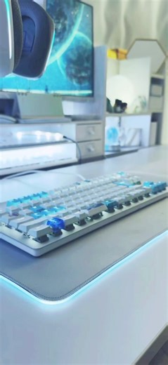 ガラス製マウスパッド買いました。ゲーマー界隈で流行ってきてるらしい（知らんけど）。 ところでみんなAPEX今シーズンランクどこ目指してる？ #サンワダイレクト #ゲーム好き #APEX #白しか勝たん #白デバイス #フレンド募集