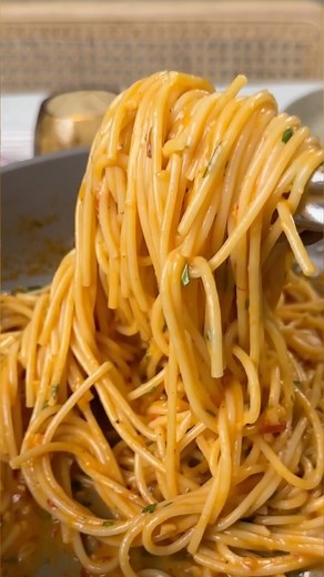 Kim Moull | Spicy Calabrian Chili Pepper Spaghetti 🌶️🍝 This recipe calls for whole Calabrian chilis, but you can easily sub them out for calabrian... | Instagram