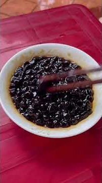 Khai Ca Khia cooks delicious milk tea