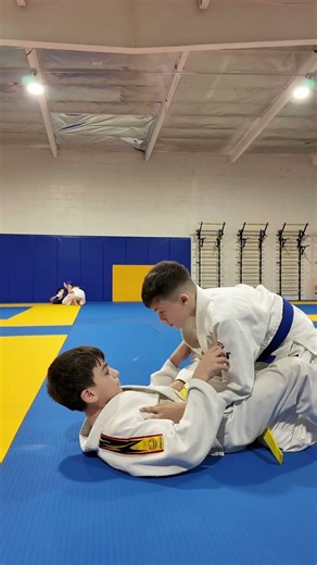 Triangle choke twist (9-12 ages) — control, angle, and patience 🔺