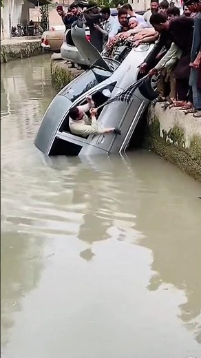 Car fall in water#short#technology