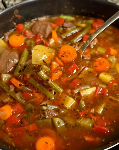 “Beef Vegetable Soup is made with tender chunks of slowly simmered chuck roast with onions, celery, carrots, potatoes, tomatoes, and green beans. I love to serve this tasty soup with crusty baguettes or cornbread with soft sweet cream butter. This Vegetable Beef Soup is a wholesome, hearty fall and winter meal that you can feel good about serving your family.” Full recipe 👇 | Easy Recipes