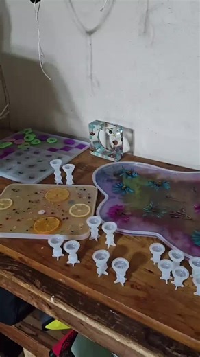 I make items from epoxy resin. I film the process of making key rings from epoxy resin. To be continued in the next video. #epoxy