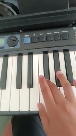 tutorial de como tocar your love my drug no teclado