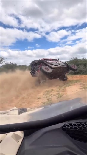 UTV CAPOTANDO NA CURVA🔥😨 #sw4 #s10 #hilux #4x4 #utv #ram #quadriciclo #canam #shorts #viral #triton