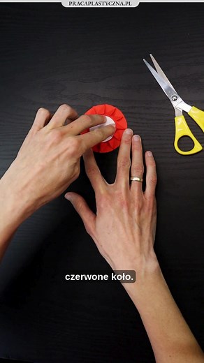 Jak zrobić kokardę narodową z papieru? Zobacz też inne propozycje: https://pracaplastyczna.pl/index.php/artykul/2700-jak-zrobic-kotylion-z-dzieckiem #pracaplastyczna #praceplastyczne #kotylion #11listopada #dzieńniepodległości | Praca plastyczna