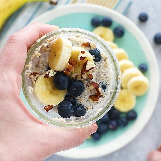 This easy overnight oats recipe is a fiber-rich, healthy breakfast that you can make ahead for busy mornings! The best part, there’s no cooking required! https://www.skinnytaste.com/skinny-overnight-oats-in-jar/ | Skinnytaste