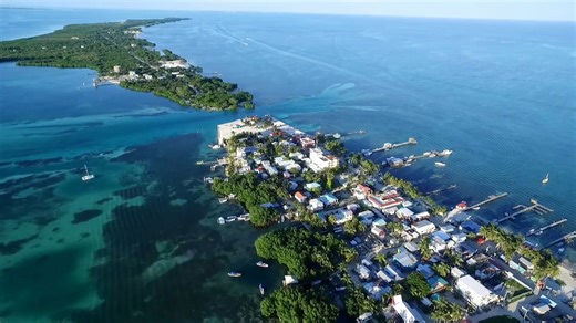 Belize: Drone discovers paradise for diving, snorkeling and exploration