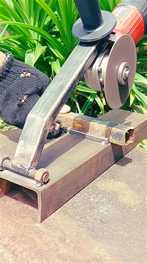 An ingenious invention that easily makes a metal cutting motor mount | Processed Steel